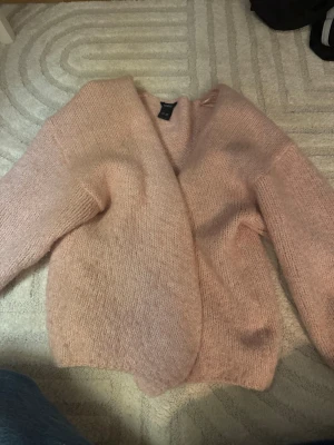 Ljusrosa stickad kofta från Lindex  - Mysig ljusrosa stickad kofta från Lindex i storlek XS/S. Säljs då den inte kommer till användning 🩷