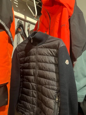 Äkta Moncler cardigan! - Säljer nu min Moncler cardigan, den är i bra skick enda är den lilla skadan i slutet på ärmen på sista bilden! Den är fullt äkta och säljer för den har blivit för liten. Vill du ha mera bilder på den så ordnas de! Byte mot någon puffer jacka eller något, kom med förslag!