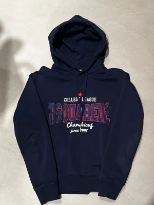 Dsquared2 hoodie - Säljer nu denna riktigt sköna och varma hoodien från dsquared2. Strl Xs sitter större. Knappt använd och lapp finns. Bara att höra av dig vid frågor eller bilder!