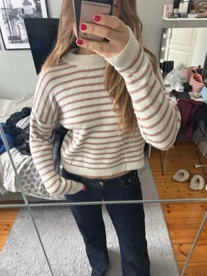 Stickad tröja - Säljer denna jättefina randiga stickade tröjan från NA-KD. Storlek XXS men passar också bra på mig som har S