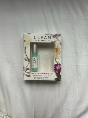 CLEAN Classic Warm Cotton 5ml - Smidig rollerball-parfym från CLEAN Classic i doften Warm Cotton. Den är oanvänd. Vegansk, med ren formula och återvinningsbar förpackning. Volym: 5 ml. Ingredienser: alcohol denat., parfum/fragrance, aqua/water/eau, benzyl salicylate, citronellol, citral, benzyl benzoate, eugenol, geraniol, hexyl cinnamal, limonene, linalool. Säljer för att jag behöver mer plats!