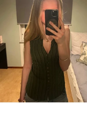 Topp - Superfin grön topp från Zara. Strl L men passar mig som vanligtvis har strl S. Skriv om du har frågor💓 