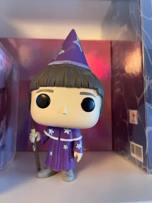 Will Funkopop doll  - Funkopop doll Will från Stranger things, orginal-låda ingår tyvärr inte. ‼️BUDGIVNING‼️ skriv PM med prisförslag, budgivningen avslutas om en vecka (22a januari) och figuren säljs till högsta budgivare <3 startpris 95kr. senaste bud uppdateras här: 120kr
