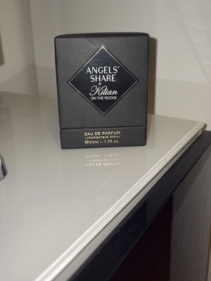 Angels' Share Eau de Parfum 50ml - Lyxig parfym från Kilian, Angels' Share On The Rocks. Eau de Parfum i elegant flaska, 50ml. Perfekt för dig som vill sticka ut med en exklusiv doft och snygg design på hyllan. Har spreyat den max 3 gånger och luktar som kanel och vanilj med några använder fina dofter