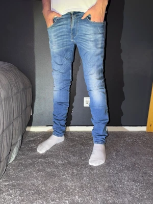 Replay Anbass blå jeans, storlek 28 - Säljer ett par snygga Replay Anbass jeans i klassisk blå. Storlek W28 L32. Går att köpa med ett annat plag på min sida för bättre pris. 