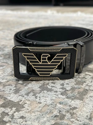 Läderbälte med automatiskt spänne – justerbar längd  - 📏 Storlekar: 130 cm & 135 cm Kan enkelt klippas i änden för perfekt passform.  🧵 Design: • Texturerat läder för en klassisk look • Slät läderfinish för en stilren, minimalistisk känsla (Bilder kan skickas vid intresse)  🔒 Automatiskt spänne: Smidigt klicksystem på insidan som sitter stadigt och enkelt justeras. Ger ett elegant och minimalistiskt uttryck.  🎨 Välj din logga: Flera loggor finns – välj din favorit. kolla min profil för alla alternativ 😊  📦 Snabb leverans 💬 Frågor? Hör av dig!