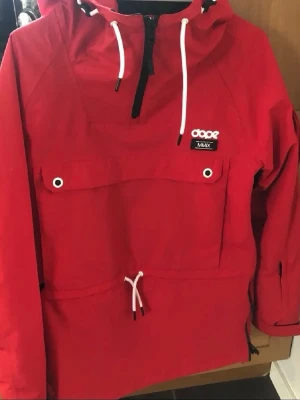 Dope skidjacka - Säljer min fina skid/snowboardjacka från Dope. Använd två säsonger. Fortfarande fin i kvaliten och inte sliten. Säljer då jag har köpt mig en ny!