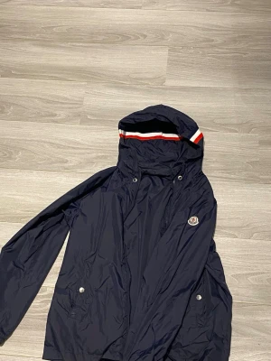 Mörkblå Moncler Windbreaker  - Inte använd mycket alls. Skriv för fler bilder osv 