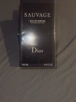 Sauvage Eau de Parfum 100ml - OÖPPNAD! Dior Sauvage Eau de Parfum i 100 ml storlek. En ikonisk doft i snygg förpackning, perfekt för dig som vill sticka ut och göra intryck. Passar dig som gillar exklusiva märken.