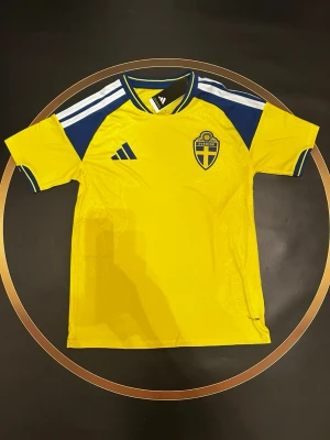 Sverige fotbollströja  - Tvärfet Sverige fotbollströja, helt ny.