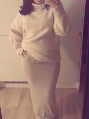 Beige polotröja i stickat material -  Stickad beige  polotröja från H&M. Den är oversized o ganska varm. Väldigt snygg säljer för o rensa 