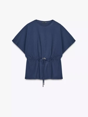 Marinblå T-shirt med snörning i midjan - Säljer en marinblå topp från Zara med korta, vida ärmar och rund halsringning. Toppen har en snygg snörning i midjan som ger en cool siluett. Tillverkad i mjuk bomull, perfekt att styla med jeans eller kjol för en avslappnad look. Enbart testad en gång annars helt oanvänd