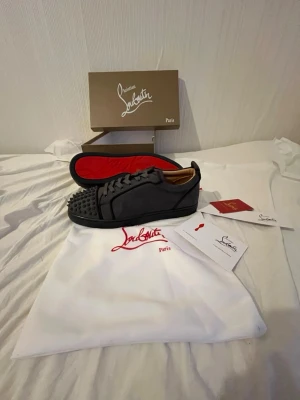 Christiann Loubitiinns - Christian Loubitins nästan helt nya använda 2 gånger priset sitter ej fast i sten