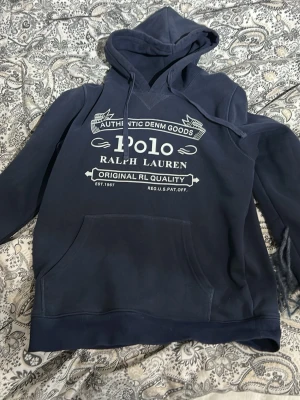 Ralph lauren hoodie - Säljer denna extremt feta mörkblåa ralph lauren hoodie i storlek M! Hoodien är i väldigt bra skick och har inga defekter eller liknande! Ny pris på denna är runt 2000 kr mitt priss 899!! Priset går att diskutera! Kom med frågåt så svarar jag så gott jag kan på det! Går även att be om extra bilder! 😊