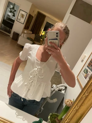 Vit blus med rosett 🎀🤍🩷 - Vit blus, passar bra på både vintern o sommaren, storlek 146/158, säljer då den inte passar o inte kommer till användning ❤️