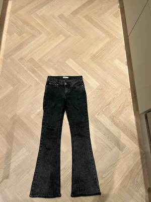 Svarta bootcut jeans från Perfect Jeans - Säljer dessa snygga jeans ifrån Gina Tricot i st 34 och i normal längd. Har råkat trampa ner dem lite men om ni ser på ett av benen så syns de inte om man har på sig dem. Skriv om ni vill ha bilder hur de ser ut på💕nypris 500