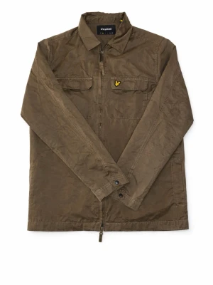 Brun overshirt från Lyle & Scott - Säljer en khaki/mörkgrön overshirt från Lyle & Scott med klassisk krage, två bröstfickor med lock och dragkedja framtill. Jackan har lång ärm med tryckknappar vid ärmslut och den ikoniska gula loggan på bröstet. Perfekt lager-på-lager-plagg.