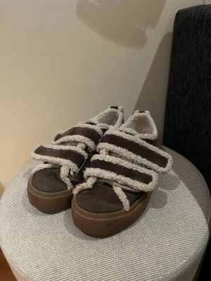 Inukii sneakers - Populära mörkbruna Inukii sneakers som ofta är slutsålda. Endast använda i typ 3 månader (parallellt med andra skor). Nypris är 3600kr, säljer för 2499kr🙌🏼☺️