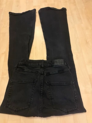 Svarta bootcut jeansbyxor i S - Säljer ett par svarta jeansbyxor från 157 i storlek S. byxorna är högmidjade och breda ben med bootcut-snitt. Materialet är mjukt och stretchigt jeans, perfekta för en avslappnad och trendig look.