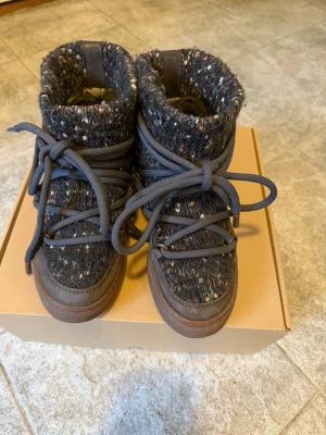 INUIKII vinterskor - Säljer mina INUIKII vinterskor, dom är väl använda därav priset. Dock har dom nästan inlaga synliga defekter förutom att dom har tappat en metallbit på snöret syns på bild 7. Kartong medföljer och köparen står för frakt.