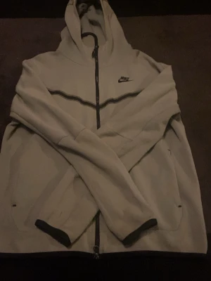 NIKE TECH - Grå Nike tech storlek L som är i bra skick för billigt pris!