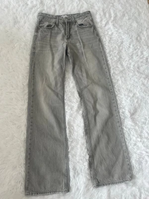 Lågmidjade raka jeans Zara - Säljer ett par grå lågmidjade jeans från Zara i storlek 34. De har en rak passform och jätte bekväma 🤍