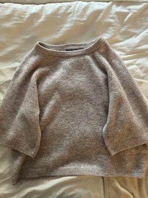 Stickad t-shirt - Säljer denna beiga stickade tröjan med trekvartsärm från lager157, storlek xs 💞 lite nopprig annars jättefin!
