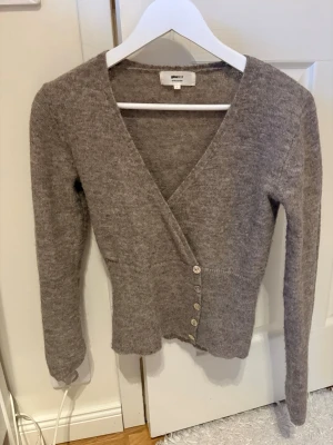 Cardigan - Topp  från Gina. Sparsamt använd. Köpt för 459 kr. Alpacka Blend