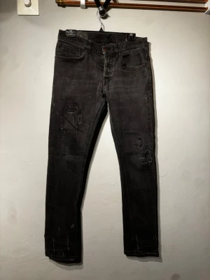 Dondup jeans - Dondup jeans. Storlek 33. Lagat hål i bakdelen av jeansen därav priset. Syns knappt under användning