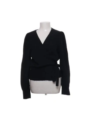 Knut tröja other stories - Säljer en svart omlottkofta med v-ringning och långa ärmar. Koftan har ett snyggt knytband i midjan och är från otherstories ❤️använd ca 3 gånger 