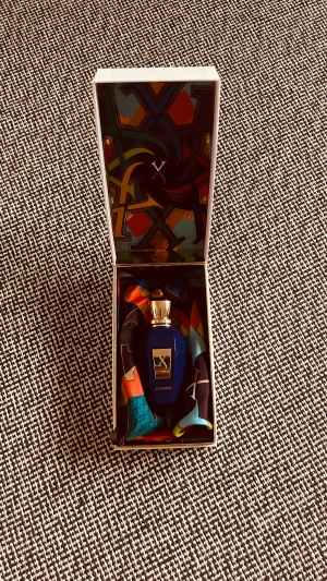 Xerjoff Accento  - Lyxig Xerjoff Accento parfym i en färgstark presentbox. Perfekt för dig som vill sticka ut med en exklusiv doft och snygg design. Flaskan har elegant gulddetalj och levereras i originalförpackning.