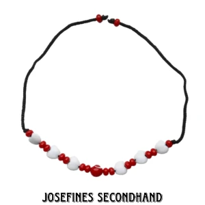 Rött pärlarmband - Pärlarmband med röda pärlor, vita hjärtformade pärlor, svart snöre och turkiets flagga. Skickas med brev, 15 kr frakt. Gratis frakt vid köp av 3 eller fler smycken/smink prylar