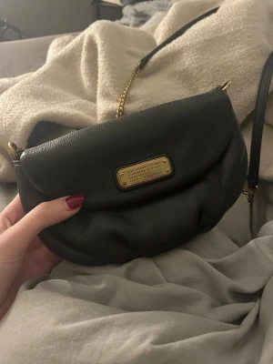 Marc Jacobs väska  - så fin marc jacobs väska (kvitto finns). avtagbara band & går att ha som clutch. sminkfläckar inuti, går nog att göra rent inte testat.. annars bra skick ❤️