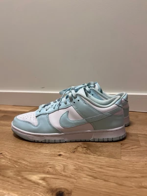 Nike Dunk Low - Nyskick - Nike Dunk Low Glacier Blue säljes i fint skick. Skorna är storlek 44 US 10. Köptes i Nike Store Gallerian i somras. Knappt använda. 
