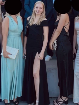 Balklänning - Svart balklänning i material med mycket bra kvalité. Endast använd en gång. Nypris 1099kr, köpt på bubbleroom. Jag är 170cm lång.