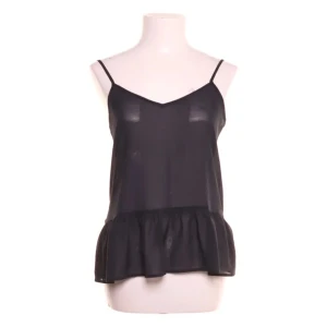 Svart mesh linne från Abercrombie & Fitch - Svart linnetopp från Abercrombie & Fitch med tunna justerbara axelband och volang nertill. Toppen är lätt transparent och har en v-ringad halsringning. Perfekt för dig som gillar en enkel men ändå trendig look.