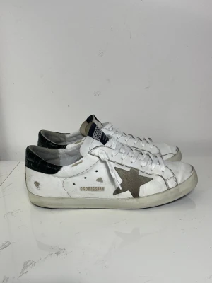 Golden Goose Superstar Skor   - Säljer nu dessa Golden goose Superstar skor i storlek 43, skriv för fler bilder/frågor🙌🏼