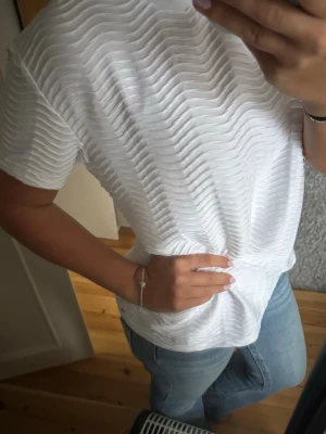 T shirt - Vit t shirt med struktur storlek S🥰
