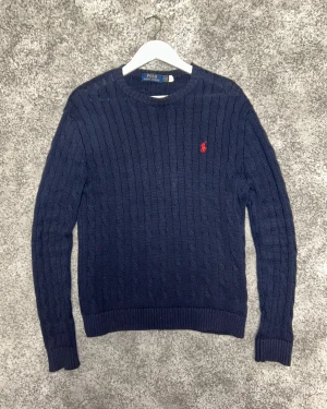 Polo Ralph Lauren Cable knit Navy - Klassisk cable knit kofta i marinblått. Väl använd med fläckar på både rygg och framsida, men fortfarande snygg i passform och färg. Skick: 7/10 Pris kan diskuteras 📦 Skickas eller möts upp