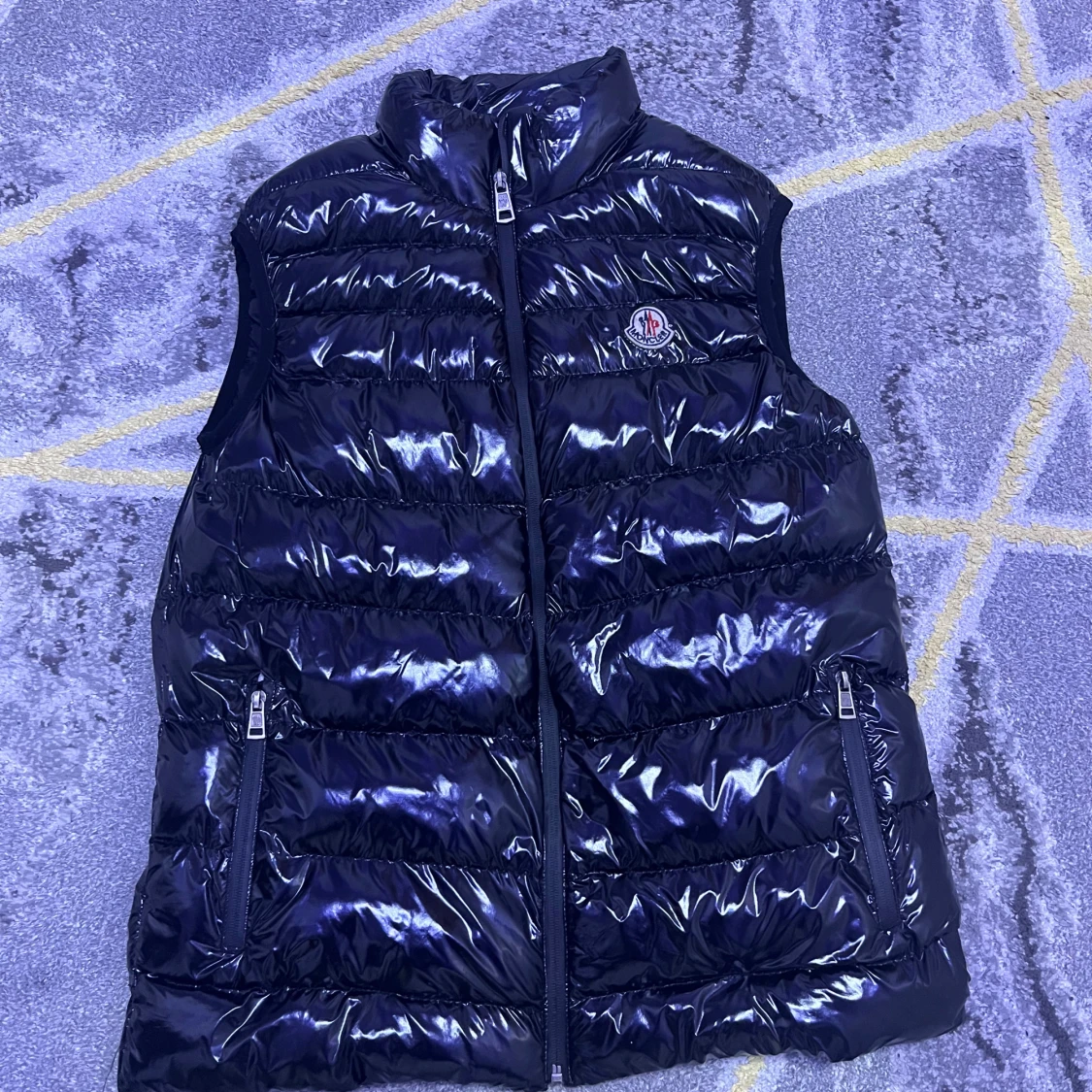 Svart glansig dunväst från Moncler
