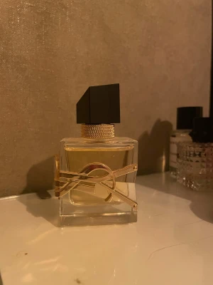 Trendig parfym med lyxig design - Parfym från YSL libre, knappt använd. Luktar väldigt gott. 30 ml från början och bara använd fåtal gånger. Nypris 749