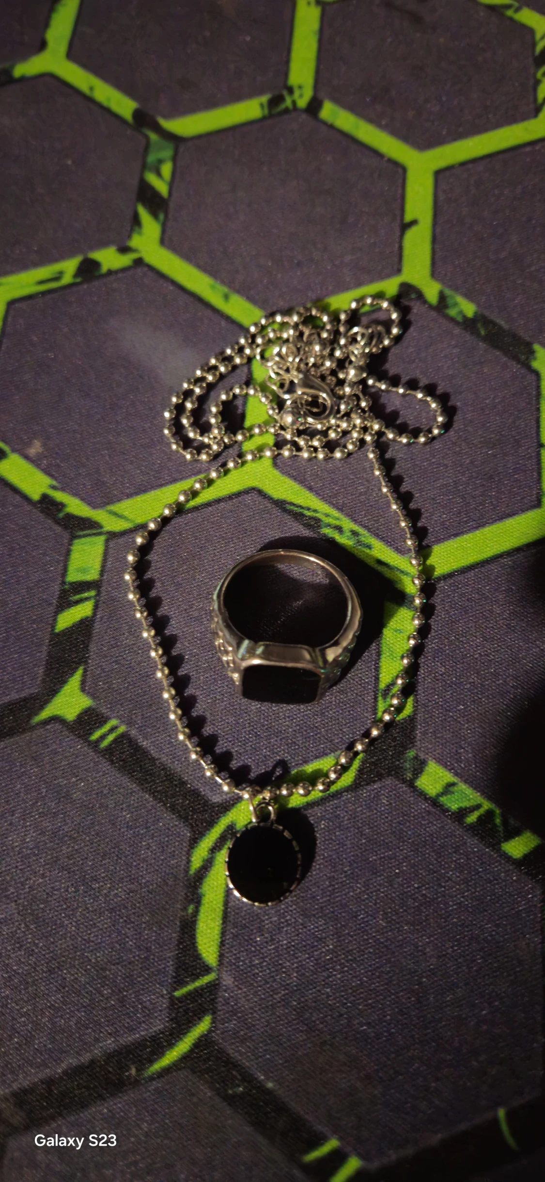 Silverfärgad ring och halsband med svart sten - 1