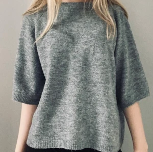 Kortärmad stickad tröja  - Mysig grå stickad tröja med avslappnad passform och halvlånga ärmar. Från lager 157 💗 Säljer då den inte används (lite nopprig men annars fin)