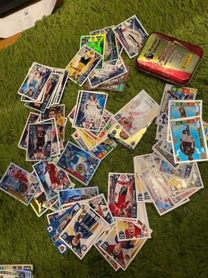 Fotbollskort  -  Hej jag säljer 170+ fotbollskort. Det är kort från till exempel Cristiano Ronaldo Luka Modrić mm Det finns också en box som man kan ha sina fotbollskort i allting för 200 kr Om ni har några frågor så är det bara att säga till vid snabba affär kan jag gå ner i pris. Vill ni ha fler bilder kan jag skicka.