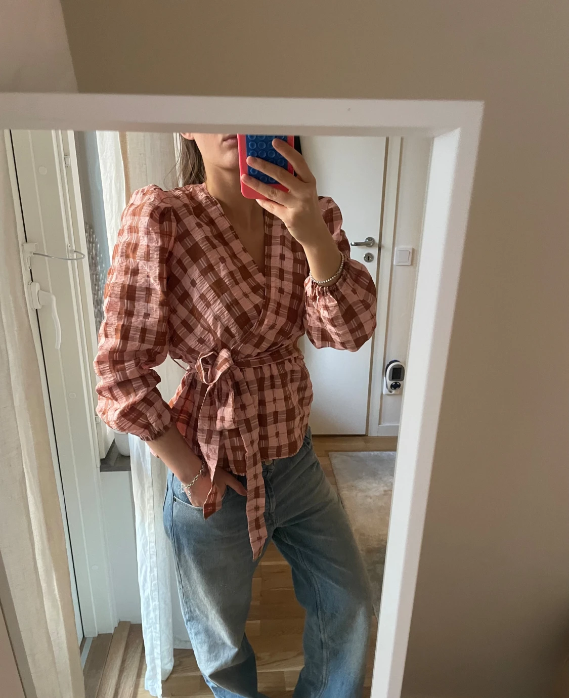 Rutig omlottblus med puffärm - 3