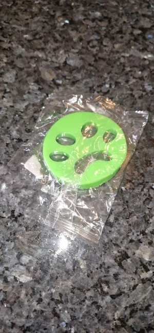 Pälsborttagare - Med pälsupptagaren får du bort hår, damm och päls om och om igen. Den är mjuk och klibbig med god vidhäftning. Skölj av efter användning. När pälsborttagaren har torkat helt kan den användas igen. Går även att användas i tvättmaskiner och torktumlare, därefter bör den sköljas och kan sedan användas igen