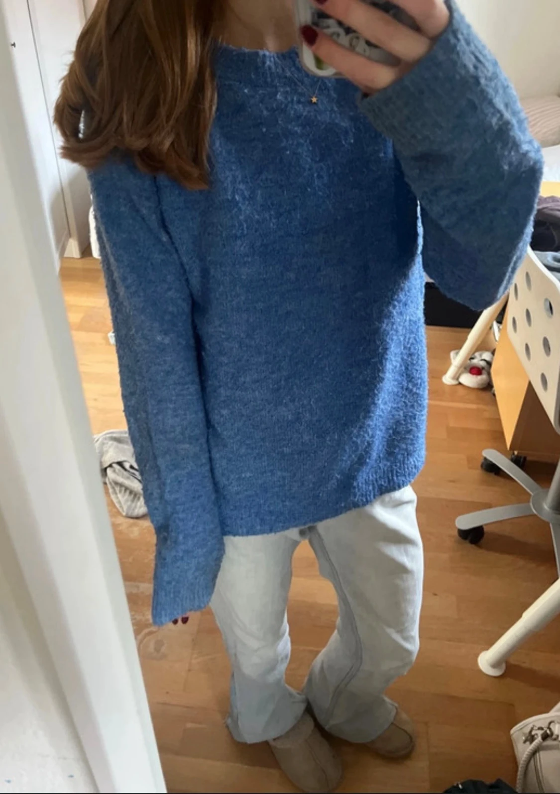 Blå stickad tröja med lång ärm