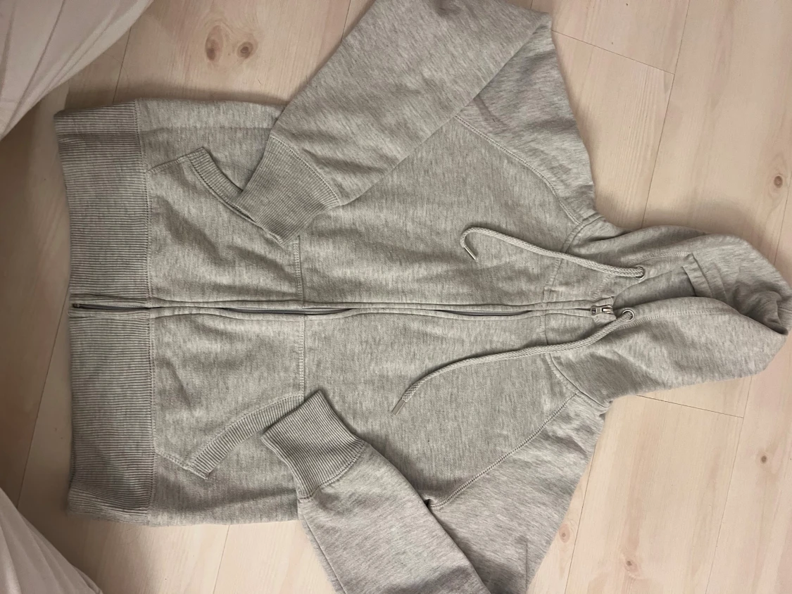 Grå hoodie med dragkedja och huva