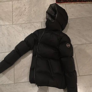 Svart Colmar jacka - Säljer en svart dunjacka från Colmar i helt nyskick och prislapp finns med. Säljer för att köpa en annan modell. Storleken är 14,166 cm. Pris kan diskuteras! 