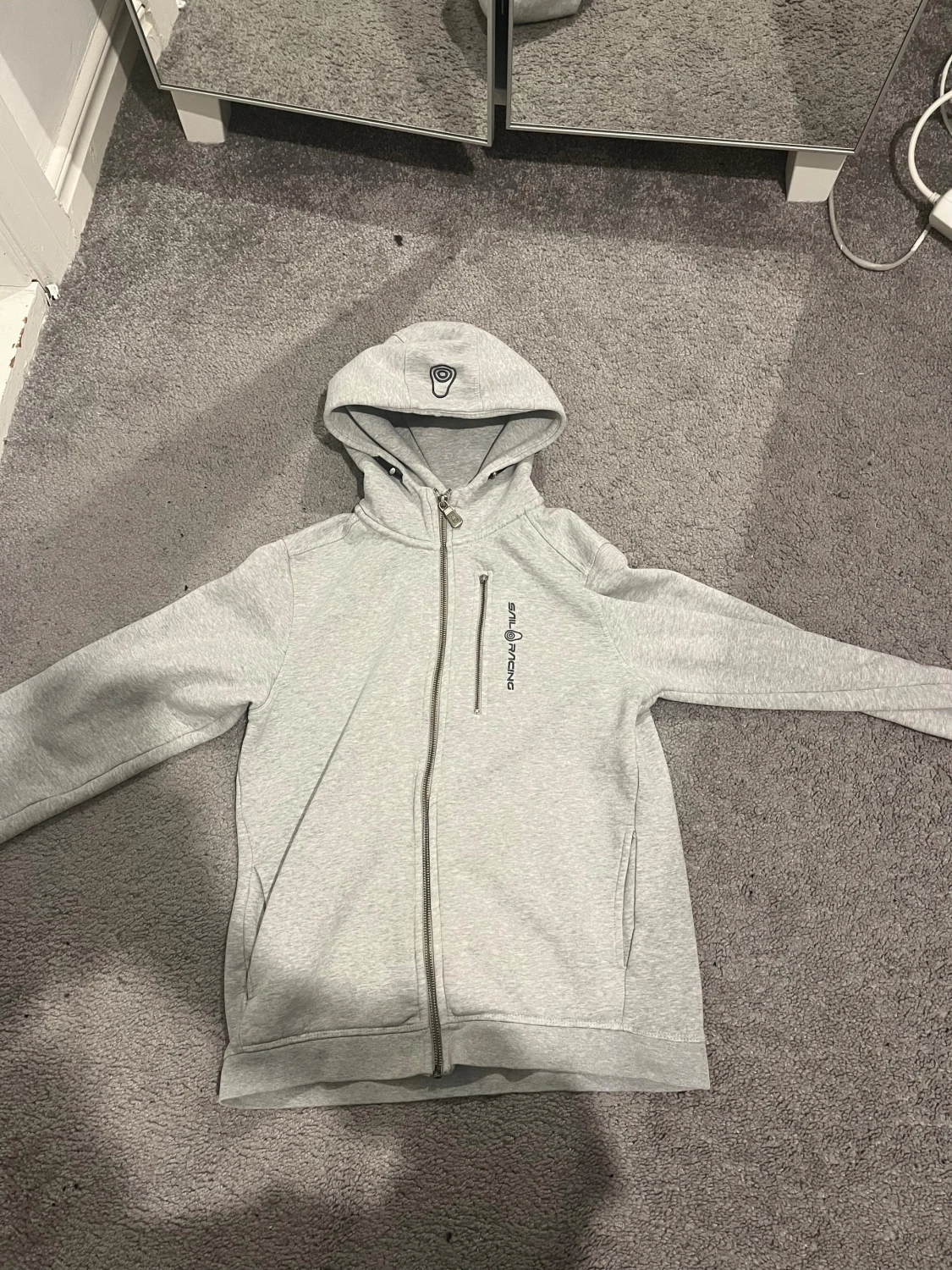 Ljusgrå hoodie från Sail Racing. Pris kan negotieras